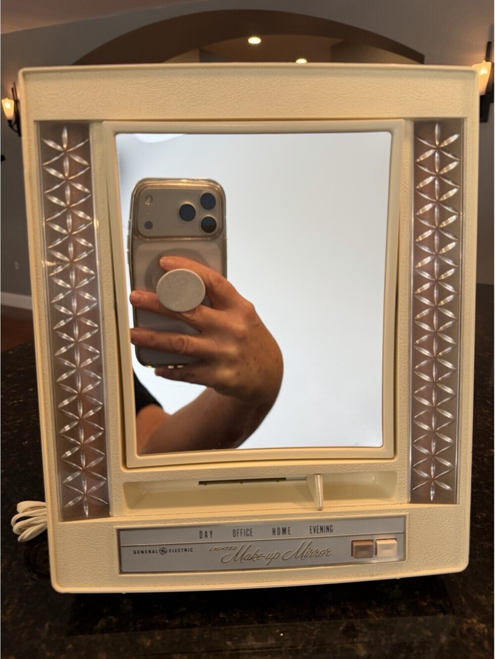 Vintage GE Lighted Vanity Makeup Mirror 4 Light Settings Works